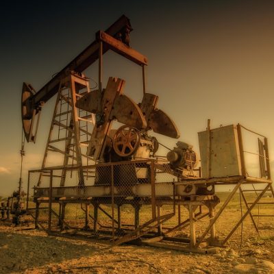 冬瓜机械工业资料核验编辑祁小满坐在堆满公开资料的木桌前，用笔逐条比对两份文件，暖黄色台灯照亮桌面